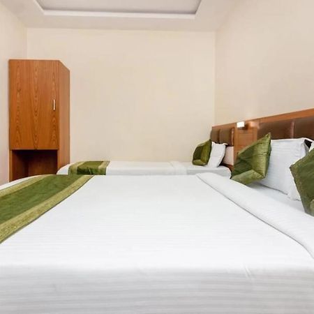 Hotel Volga Plaza Мумбаи Экстерьер фото