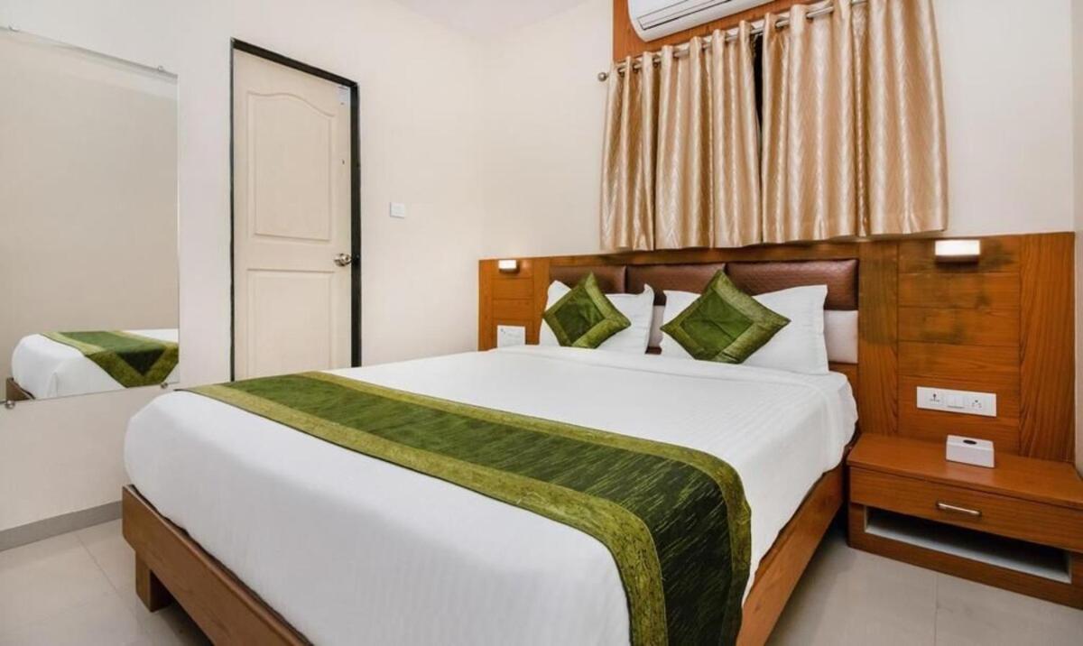 Hotel Volga Plaza Мумбаи Экстерьер фото