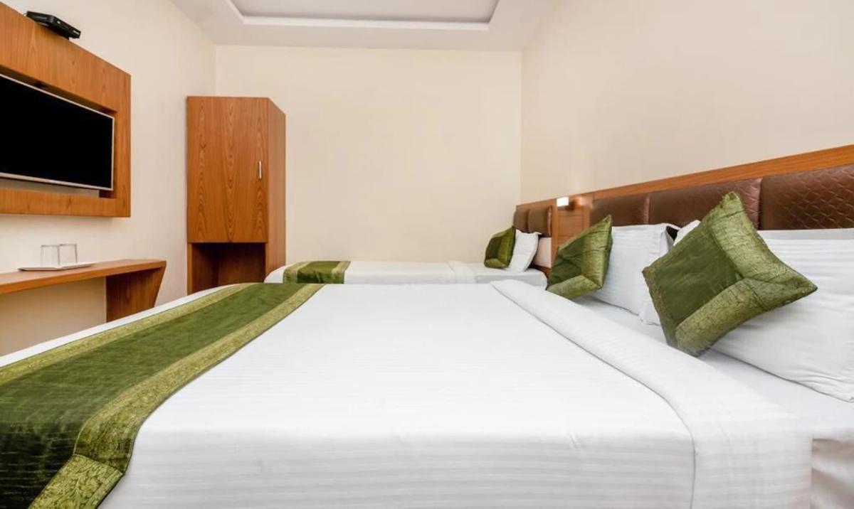 Hotel Volga Plaza Мумбаи Экстерьер фото