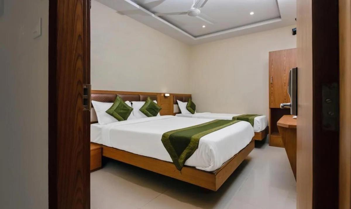 Hotel Volga Plaza Мумбаи Экстерьер фото