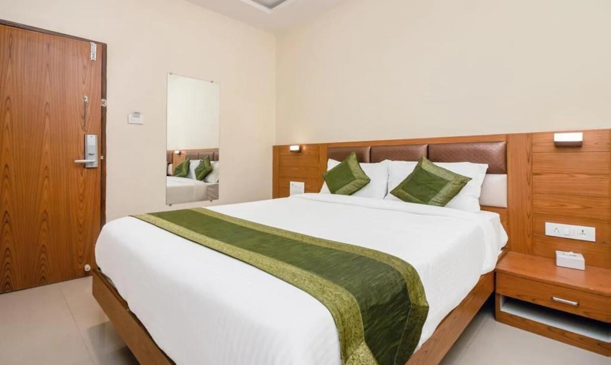 Hotel Volga Plaza Мумбаи Экстерьер фото