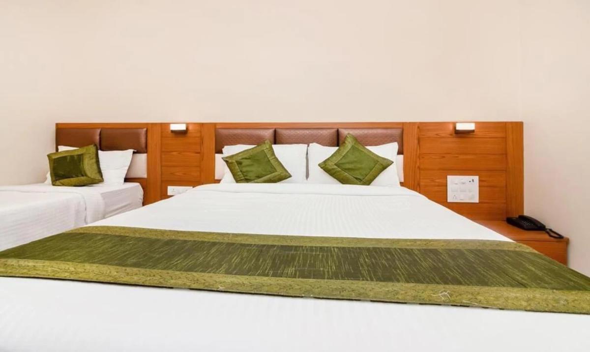 Hotel Volga Plaza Мумбаи Экстерьер фото